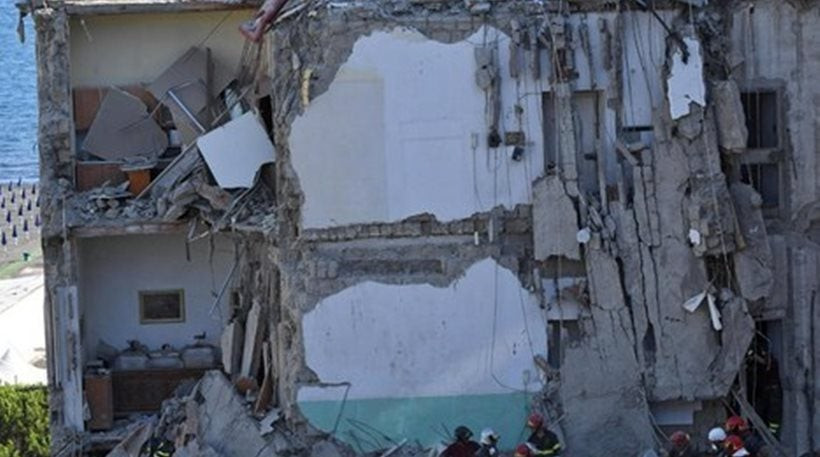 Νάπολη: Άλλοι δύο σοροί βρέθηκαν στα συντρίμμια του κτιρίου που κατέρρευσε